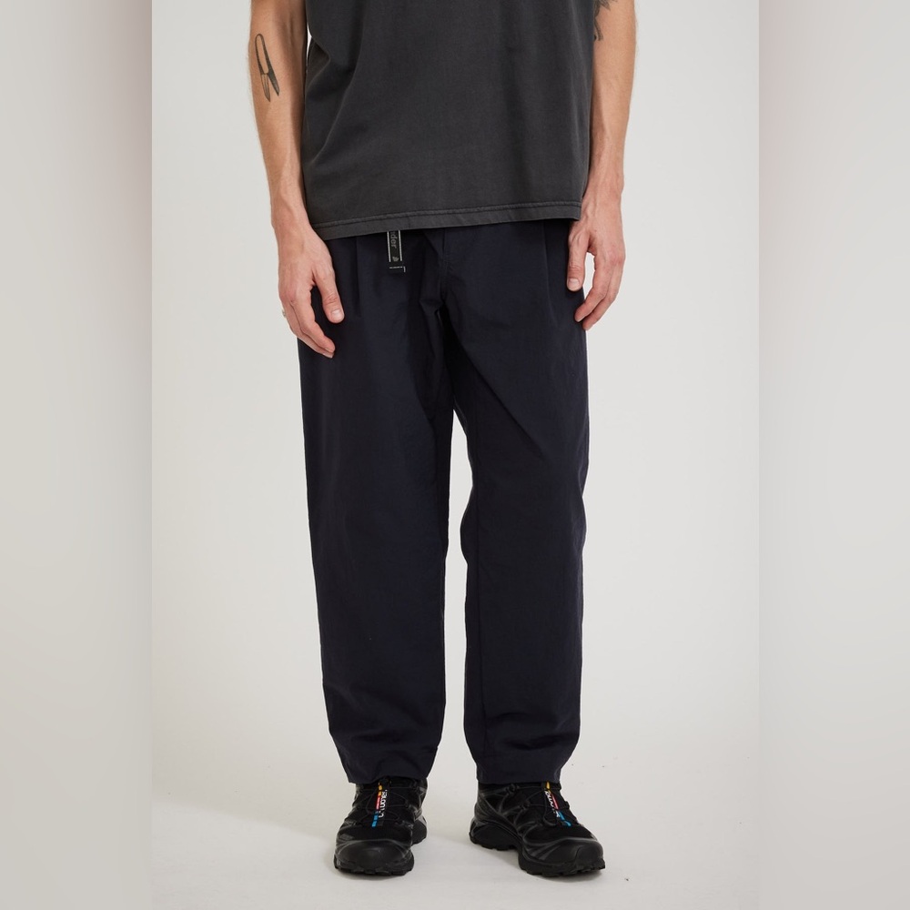 And Wander NYLON CHINO TUCK TAPERED PANTS - NAVY